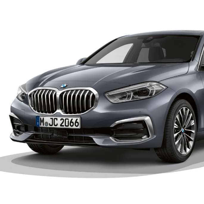 BMW serije 1 Model Luxury Line, tročetvrtinski prikaz prednjeg kraja BMW serije 1 Model Luxury Line u Storm Bay metalik boji, tročetvrtinski studijski prikaz prednjeg kraja.