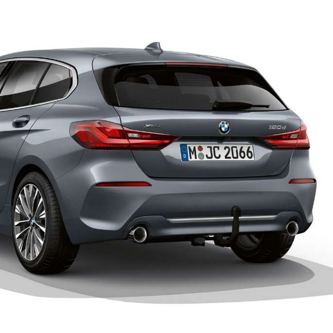 BMW serije 1 Model Luxury Line, tročetvrtinski prikaz stražnjeg kraja. BMW serije 1 Model Luxury Line u Storm Bay metalik boji, tročetvrtinski studijski prikaz stražnjeg kraja.