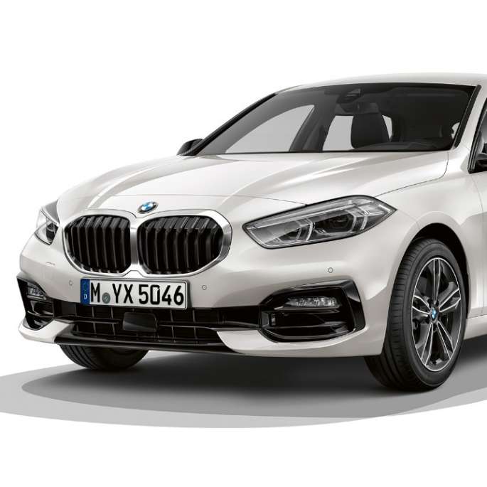 BMW serije 1 Model Sport Line, tročetvrtinski prikaz prednjeg kraja BMW serije 1 Model Sport Line u Mineral White metalik boji, tročetvrtinski studijski prikaz prednjeg kraja.