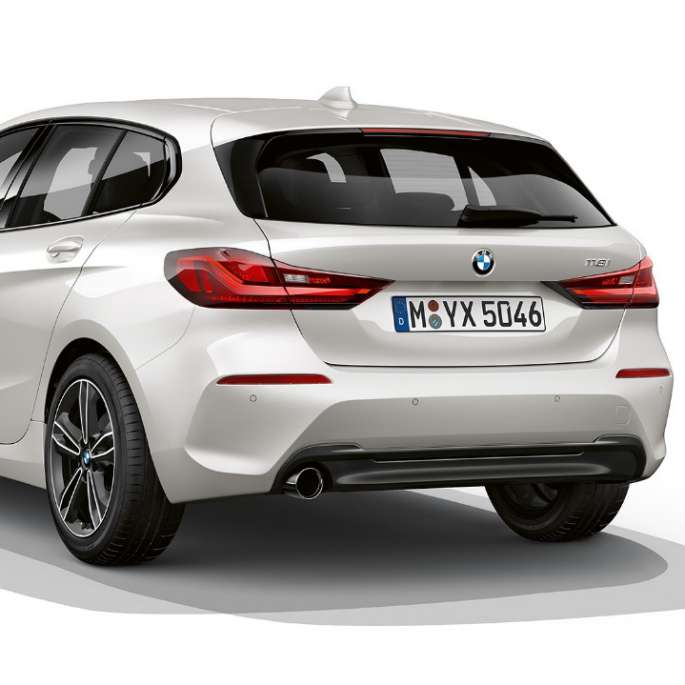BMW serije 1 Model Sport Line, tročetvrtinski prikaz stražnjeg kraja. BMW serije 1 Model Sport Line u Mineral White metalik boji, tročetvrtinski studijski prikaz stražnjeg kraja.