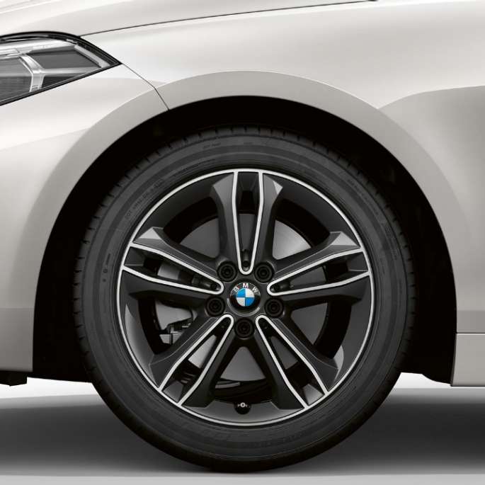 17" lakometalni kotači Double-spoke 549. BMW serije 1 Model Sport Line u Mineral White metalik boji, bočni prikaz prednjeg kraja s 17" lakometalnim kotačima Double-spoke 549.