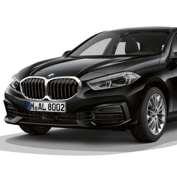 BMW serije 1 Model Advantage, tročetvrtinski prikaz prednjeg kraja. BMW serije 1 Model Advantage u Black boji, tročetvrtinski studijski prikaz prednjeg kraja.
