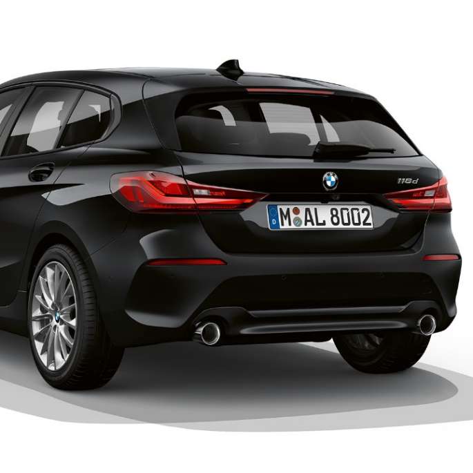 BMW serije 1 Model Advantage, tročetvrtinski prikaz prednjeg kraja. BMW serije 1 Model Advantage u Black boji, tročetvrtinski studijski prikaz stražnjeg kraja.