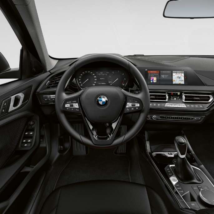 Kožni upravljač. BMW serije 1 Model Advantage, kokpit s kožnim upravljačem.