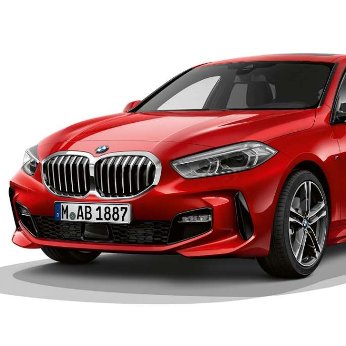 BMW serije 1 Model M Sport, tročetvrtinski prikaz prednjeg kraja. BMW serije 1 Model M Sport u Melbourne Red metalik boji, tročetvrtinski studijski prikaz prednjeg kraja.