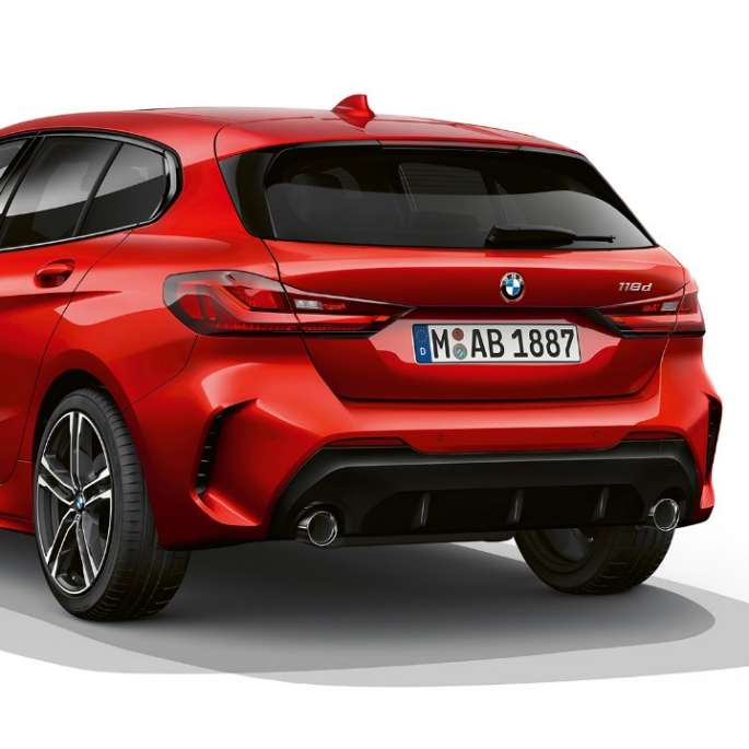 BMW serije 1 Model M Sport, tročetvrtinski prikaz stražnjeg kraja. BMW serije 1 Model M Sport u Melbourne Red metalik boji, tročetvrtinski studijski prikaz stražnjeg kraja.