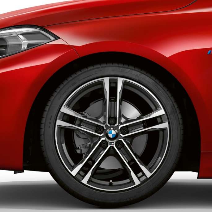 BMW serije 1 Model M Sport, bočni prikaz prednjeg kraja. BMW serije 1 Model M Sport u Melbourne Red metalik boji, bočni prikaz prednjeg kraja s 17" M lakometalnim kotačima Double-spoke 550 M Bicolour.