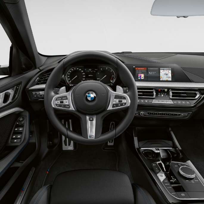 M kožni upravljač. BMW serije 1 Model M Sport, kokpit s M kožnim upravljačem.