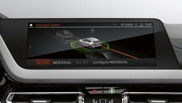 Driving Assistant. Kontrolni zaslon BMW-a serije 1 sa sustavom za pomoć vozaču Driving Assistant.