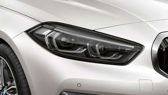 LED prednja svjetla. LED prednja svjetla BMW-a serije 1 Model Sport Line u Mineral White metalik boji.