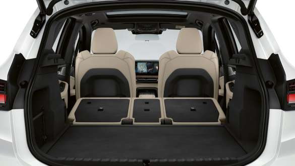 BMW serije 2 Active Tourer U06 2021 Mineral White metalik prtljažnik