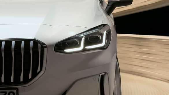 BMW serije 2 Active Tourer sa LED prednjim svjetlima U06 2021 Mineral White metalik pogled izbliza sprijeda