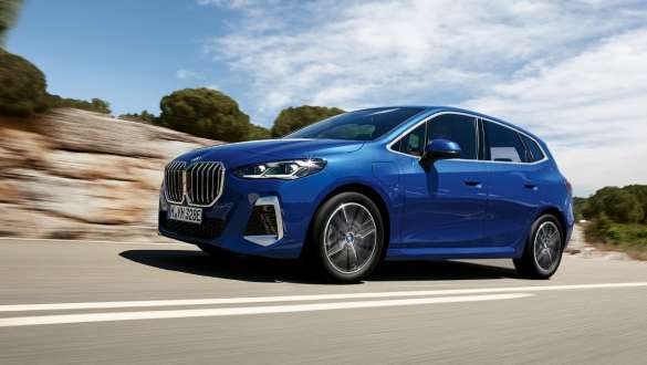 BMW serije 2 Active Tourer 230e plug-in hibrid U06 2021 M Portimao Blue metalik tročetvrtinski pogled s boka u vožnji seoskom cestom