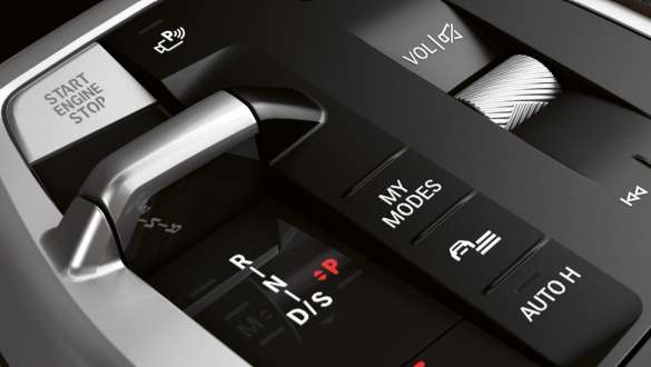 BMW serije 2 Active Tourer U06 2021 način vožnje u pogledu izbliza na gumbe centralne konzole