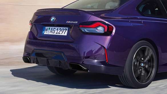 Tročetvrtinski pogled straga BMW serije 2 Coupé G42 2021 BMW serije 2 Coupé G42 2021 Thundernight metalik tročetvrtinski pogled straga