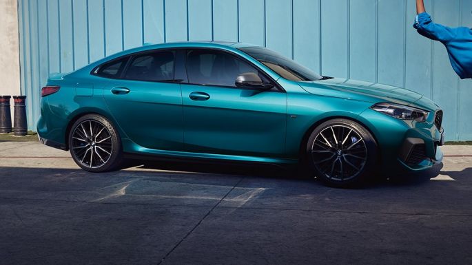 Atraktivna coupé silueta BMW-a serije 2 Gran Coupé Atraktivna coupé silueta BMW-a serije 2 Gran Coupé Snapper Rocks plava metalik F44 gledana s boka
