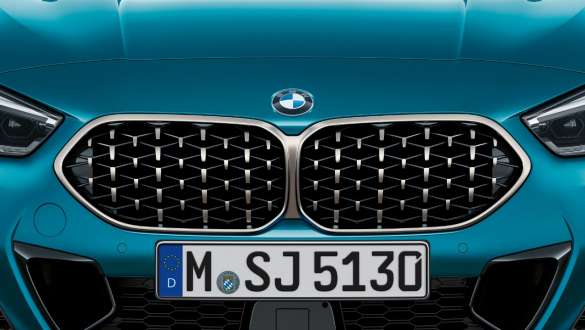BMW rešetka bubrega u mrežastom dizajnu BMW serije 2 Gran Coupé BMW rešetka bubrega u mrežastom dizajnu BMW serije 2 Gran Coupé Snapper Rocks plava metalik F44 pogled izbliza