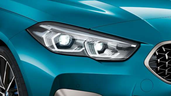 Adaptivna LED prednja svjetla BMW serije 2 Gran Coupé Adaptivna LED prednja svjetla BMW serije 2 Gran Coupé Snapper Rocks plava metalik F44 pogled izbliza
