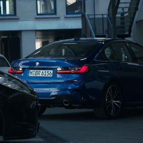 BMW serije 3 limuzina, Reversing Assistant. Detaljan prikaz zaslona kokpita BMW-a serije 3 Limuzina s opcijom Reversing Assistan.