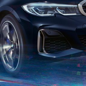 BMW serije 3 Limuzina, otvori za zrak. Detaljan bočni pogled na otvore za zrak BMW-a serije 3 Limuzina u Cerium grey metalik boji.