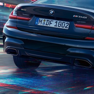 BMW serije 3 Limuzina, M ispušne cijevi. Detaljan prikaz stražnjeg kraja BMW-a serije 3 Limuzina s M specifičnim ispušnim cijevima u Cerium grey metalik boji.
