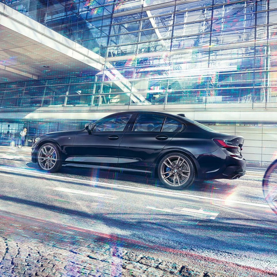 BMW serije 3 Limuzina, BMW M340i xDrive. Bočni prikaz BMW-a M340i xDrive ispred urbane zgrade.