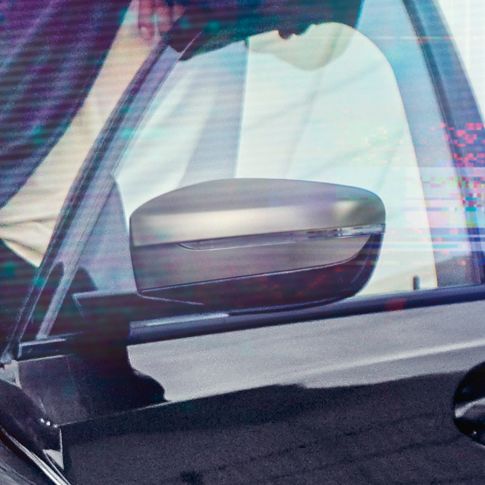 BMW serije 3 Limuzina, kućišta retrovizora. Detaljan prikaz otvorenih vozačevih vrata s kućištima retrovizora u Cerium grey metalik boji.