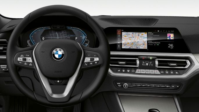 BMW serije 3 Limuzina, Cockpit. Detaljan prednji pogled kokpit BMW-a serije 3 Limuzina s i-specifičnim zaslonom.
