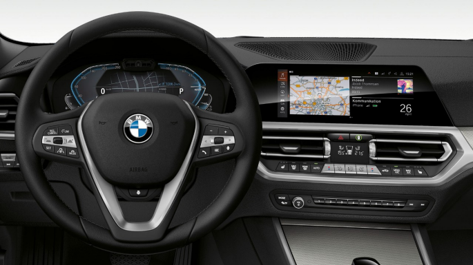 BMW serije 3 Limuzina, Cockpit. Detaljan prednji pogled kokpit BMW-a serije 3 Limuzina s i-specifičnim zaslonom.