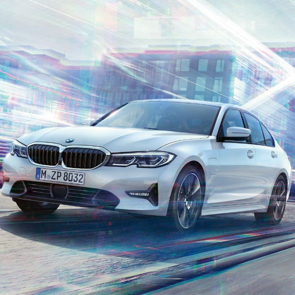BMW serije 3 Limuzina, 330e u vožnji. BMW serije 3 Limuzina 330e u vožnji u urbanom okruženju.