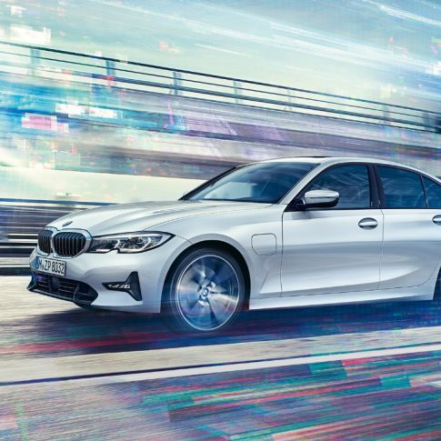 BMW serije 3 Limuzina, bočni pogled na BMW serije 3 Limuzina 330e u vožnji. Bočni pogled na BMW serije 3 Limuzina 330e u vožnji u urbanom okruženju.