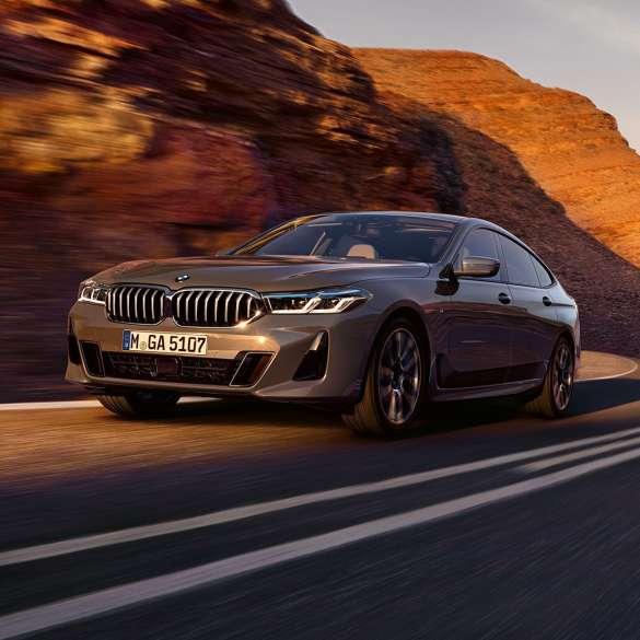 BMW serije 6 Gran Turismo G32 2020 BMW serije 6 Gran Turismo 640i xDrive G32 2020 Bernina Grey u vožnji ispred krajolika tročetvrtinski prednji prikaz