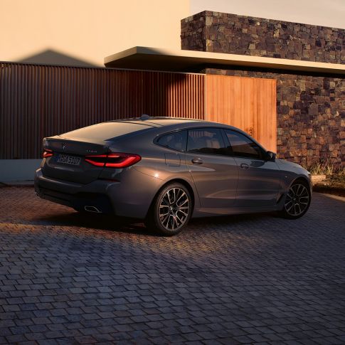 Dizajn stražnjeg dijela BMW-a serije 6 Gran Turismo G32 2020 Dizajn stražnjeg dijela BMW serije 6 Gran Turismo 640i xDrive G32 2020 Bernina Grey stražnji prikaz