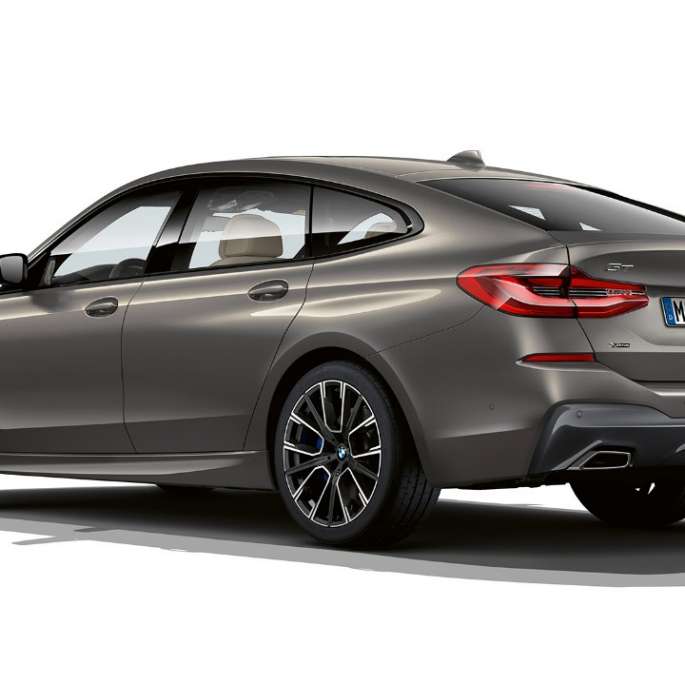 BMW serije 6 Gran Turismo M Sport paket G32 2020 straga BMW serije 6 Gran Turismo G32 640i xDrive 2020 M Sport paket Bernina Grey Amber efekt tročetvrtinski stražnji prikaz