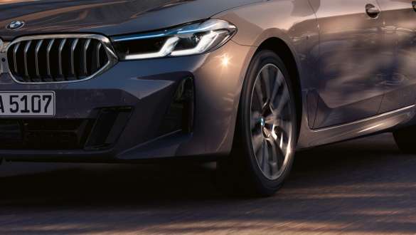 Prilagodljivi 2-osovinski zračni ovjes BMW serije 6 Gran Turismo G32 2020 Prilagodljivi 2-osovinski zračni ovjes BMW serije 6 Gran Turismo G32 2020 detalj tročetvrtinski prednji prikaz