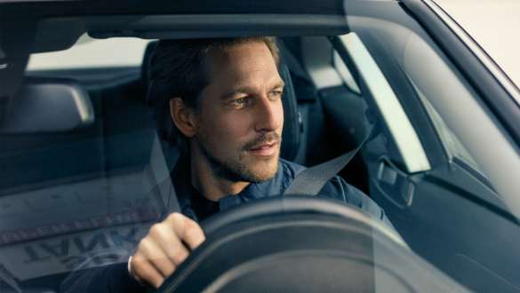 Muškarac vozi BMW Muškarac vozi BMW