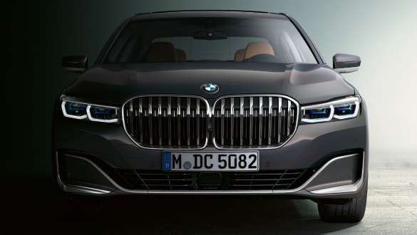 Donji dio prednjeg branika BMW-a serije 7 Limuzina BMW serije 7 Limuzina: Prikaz prednjeg kraja , detaljan prikaz donjeg dijela prednjeg branika