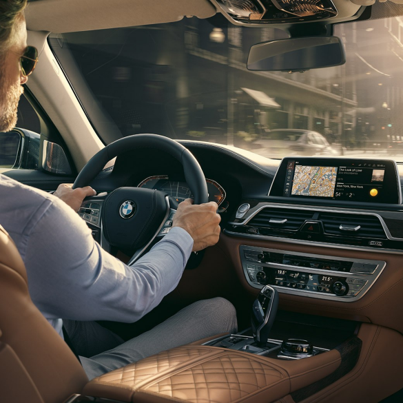 Connectivity značajke BMW-a serije 7 Limuzina BMW serije 7 Limuzina: čovjek sjedi u BMW-u i koristi Connectivity značajke