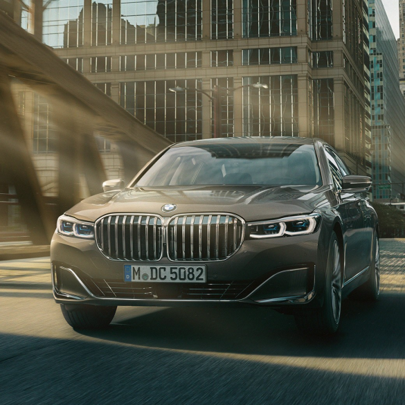 Sustavi pomoći u vožnji BMW-a serije 7 Limuzina Sustavi pomoći u vožnji: BMW serije 7 Limuzina u vožnji ispred urbanog okruženja