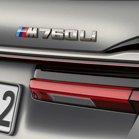 BMW serije 7 Limuzina: detaljan prikaz BMW M760Li oznake BMW serije 7 Limuzina: detaljan prikaz BMW M760Li oznake na stražnjem kraju