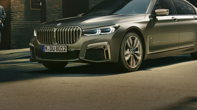 BMW M760Li xDrive u urbanom okruženju BMW M760Li xDrive u bočnom prednjem prikazu tijekom vožnje na ulici u urbanom okruženju