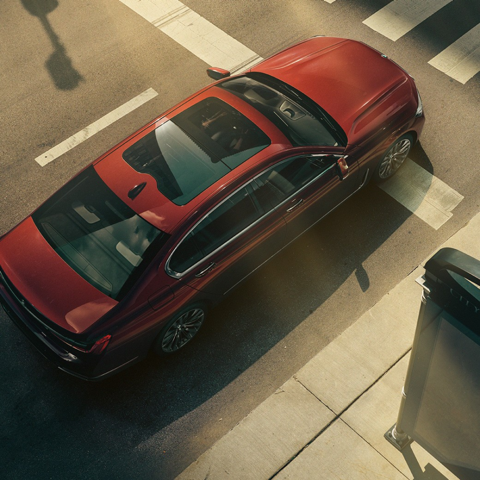 BMW Individual serije 7 Limuzina, ptičja perspektiva BMW Individual serije 7 Limuzina u crvenoj boji u ptičjoj perspektivi
