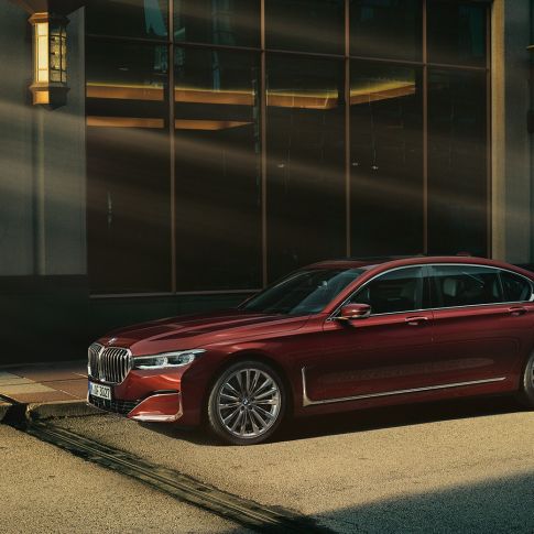 BMW Individual serije 7 Limuzina, bočni prikaz BMW Individual serije 7 Limuzina u crvenoj boji u bočnom prikazu ispred urbanog okruženja