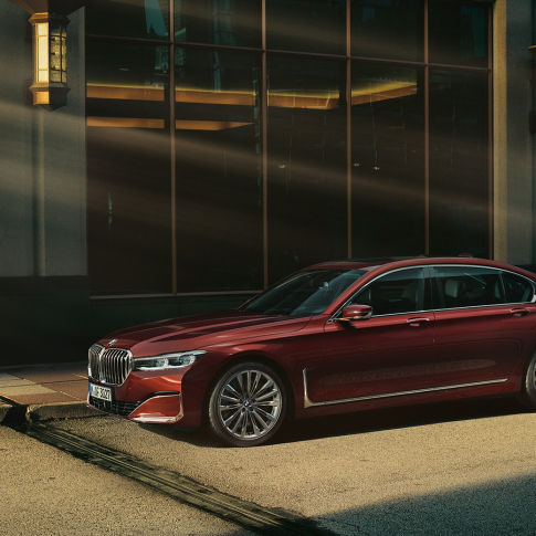 BMW Individual serije 7 Limuzina, bočni prikaz BMW Individual serije 7 Limuzina u crvenoj boji u bočnom prikazu ispred urbanog okruženja