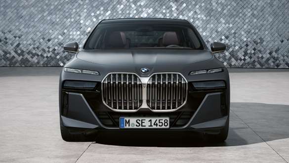 Prednji pogled BMW serije 7 Limuzina G70 ICE 740i M sport paket BMW serije 7 Limuzina G70 ICE 740i M sport paket Frozen Deep gray metalik prednji pogled