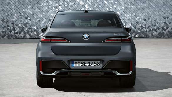 Stražnji pogled BMW serije 7 Limuzina G70 ICE 740i M sport paket BMW serije 7 Limuzina G70 ICE 740i M sport paket Frozen Deep gray metalik stražnji pogled