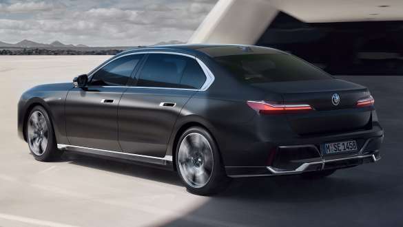 Tročetvrtinski stražnji pogled BMW serije 7 Limuzina G70 ICE 740i M sport paket BMW serije 7 Limuzina G70 ICE 740i M sport paket tročetvrtinski stražnji pogled u vožnji