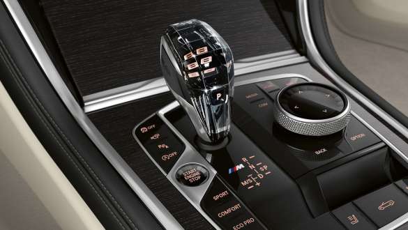 BMW M850i xDrive Dravit Grey metalik, 'CraftedClarity' staklena aplikacija. BMW M850i xDrive Dravit Grey metalik, 'CraftedClarity' staklena aplikacija.