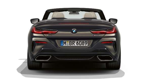 BMW M850i xDrive Dravit Grey metalik, prikaz stražnjeg kraja, Sport ispušni sustav. BMW M850i xDrive Dravit Grey metalik, prikaz stražnjeg kraja, Sport ispušni sustav.