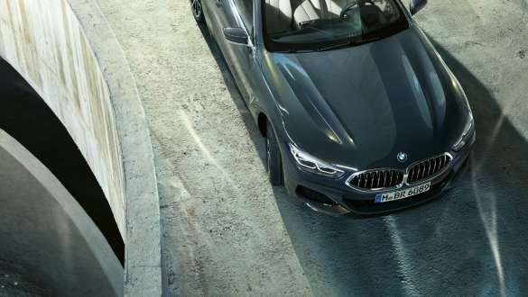 BMW M850i xDrive Dravit Grey metalik, u vožnji, prikaz prednjeg kraja, prikaz iz ptičje perspective. integralno aktivno upravljanje. BMW M850i xDrive Dravit Grey metalik, u vožnji, prikaz prednjeg kraja, prikaz iz ptičje perspective. integralno aktivno upravljanje.